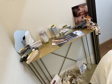 半個室でゆったりと施術がうけられます♪メンズ眉毛もお任せ！