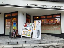 京阪伏見桃山駅すぐにある交差点の南東側にあります♪