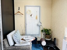 ナチュラル空間、フットでは大きめソファ。