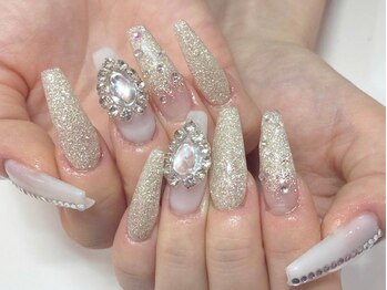 シンプルスカルプに派手パーツ Pg ネイルサロン ネイルズゴーゴー 渋谷店 Nailsgogo のフォトギャラリー ホットペッパービューティー