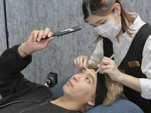 男前倶楽部の雰囲気（カウンセリングで理想の型の眉毛を提案）