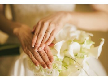 サロンドランジェ(salon de Lange)の写真/大切なイベントを彩る指先へ。華やかなブライダルネイルを提案します☆