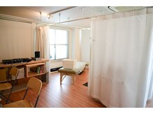 フラット 新宿新大久保店(FLAT)/温かみのある色調の店内