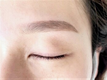 ジュエリーアイズ(JewelryEyes)/大人でも似合う太め平行眉毛