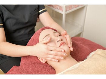 ビウラ(BIURA)の写真/憧れの水光肌に☆リフトケアだけでなく肌悩みや小顔・毛穴ケアもできるメニューが豊富☆
