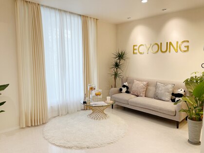 イーシー ヤング(EC YOUNG)の写真