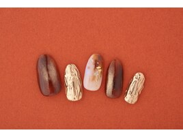 指先に注目を集めるミラーネイル