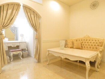 サロン ド ユウ(salon de Y)/結果重視の非日常な贅沢待合空間