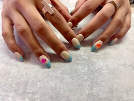 フラワーネイル　個性派フレンチ