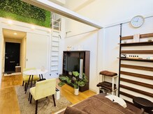 天井高い開放的なマイナスイオン空間でゆっくりお過ごしください