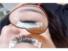 ブリジット アイデザイン(Brigitte eyedesign)の雰囲気（ファンの広げ方で印象自在。根元の密度と毛先の軽さをご提案。）