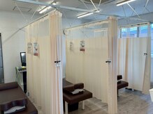 整骨院葵堂 富士宮院の雰囲気（施術部屋はすべてカーテンで区切られていて安心♪）