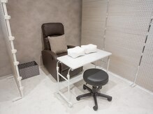 アリュメ 三重鈴鹿店(allum)の雰囲気（ハンドもフットもふかふかのソファーでおくつろぎください！）