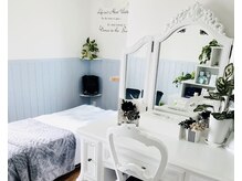 ブルーロワ(Bleue Roi)の雰囲気（白とブルーを基調とした完全個室のプライベート空間。）