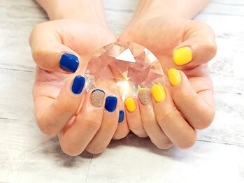 夏のポップなカラーネイル