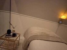 モノクローム(monochrome)の雰囲気(美容室の中にある穏やかな光が差し込む個室のエステルームです。)