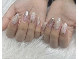 ストーン調ネイル/上品ネイル