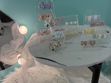 マーメイドネイル(Mermaid Nail)の雰囲気（ティファニーブルーの壁紙がかわいい店内♪）