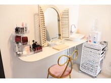 ビューティーサロン アムール(Beauty Salon Amour)の雰囲気（こだわりのパウダースペース♪コスメなどご自由にお使いください）