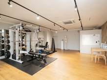 ジム内にはトレーニングマシンの他に、座学用スペースも併設。