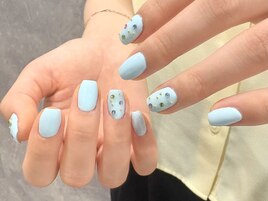 暑さに負けないポップなネイル