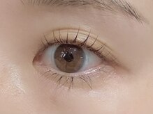 スリー(THREE.)/まつげに負担なくお付けします