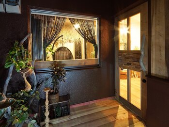 ユリカゴ(Yurikago)/中から光がもれ暖かい雰囲気。