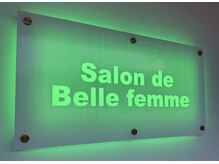 サロンドベルファム(Salon de Bellefemme)の雰囲気（その日によりカラーが変わる店内看板です★）