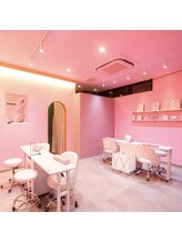 店内はピンクをモチーフガーリーな内装～・*収納はピンクの冷蔵庫？！