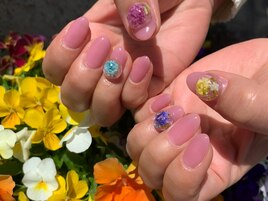 カラフルなフラワードームネイル