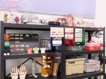 Ego.nail atelierの雰囲気(海外雑貨が並ぶモノクロでモードな店内空間)