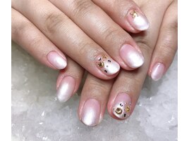 パールホワイトグラデネイル