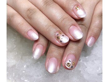 パールホワイトグラデネイル