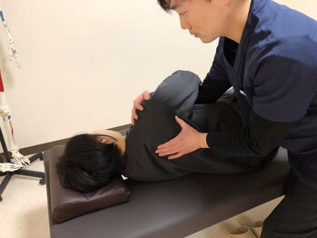 リラファス整体院 神戸新開地/首肩こりへの施術(猫背/巻き肩)