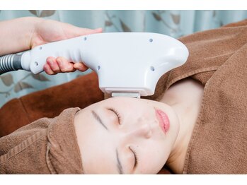 アリス 心斎橋店(alice)の写真/［シミケア×光フェイシャル￥5500～］シミケア10分当て放題に光フェイシャル全顔付!たるみケアも同時に!