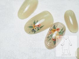 オリーブベージュの押し花ネイル