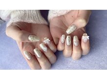 ホワイトのネイル冬っぽくてかわいい！