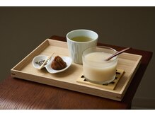 ニフ 船橋(nifu)の雰囲気（大量発汗後は塩分・水分の補給を。お茶と梅干し、塩昆布をご用意）
