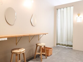 トレス(tress)の写真/【ブランドコスメ多数ご準備オシャレなパウダールーム完備！仕事帰りに通える営業時間♪