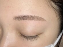 モナ(MONA)/オーダーメイドの眉毛をデザイン