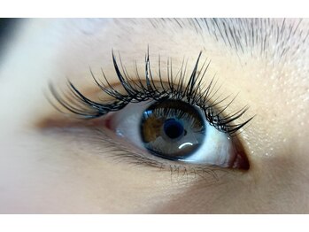 アイラッシュサロン アイリー(eyely)の写真/目元の印象はすごく変わります！☆ワンホンっぽくデザインエクステも大人気！！フラットラッシュ4950円～