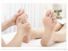 トミー健康院の雰囲気（強弱を調整しながら反射区にアプローチ足裏気持ちいいですよ！）
