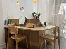 まつげエクステ専門店 アソートアイデザイン 千葉店(asot eye design)の雰囲気（可愛いドレッサーには話題のコスメをご用意♪お出かけ前も是非☆）