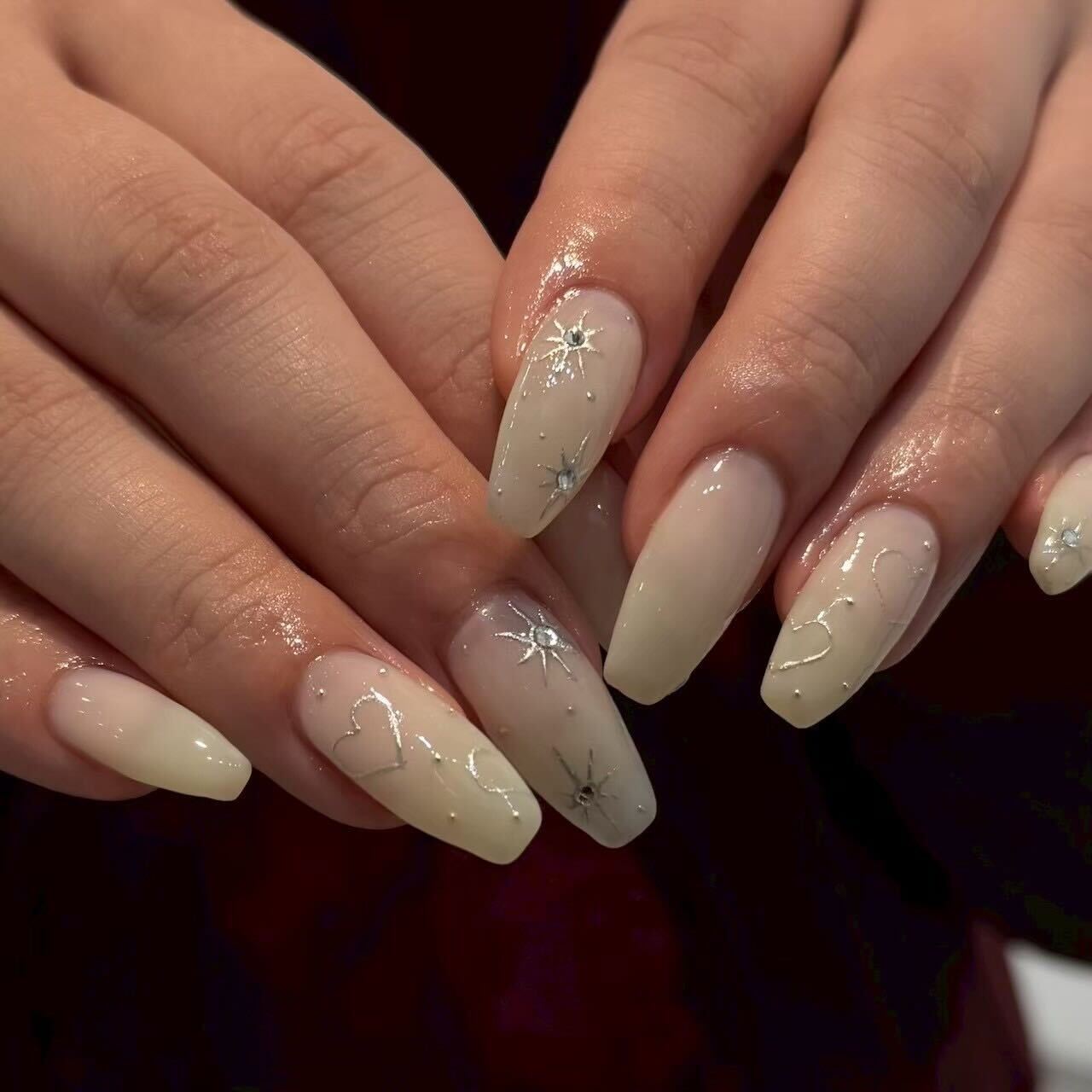 2025年-2026年冬トレンド】ホワイト ハンド ロングのネイルデザイン集