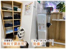 ストレチックス 市川妙典店の雰囲気（更衣室・お着替え完備。ウォーターサーバーで水分補給も出来ます）