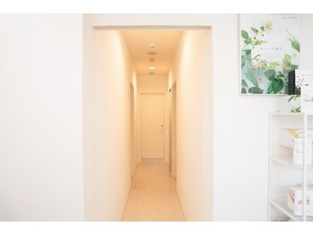 ポーラ ザ ビューティ 三郷中央店(POLA THE BEAUTY)/エステルームへご案内
