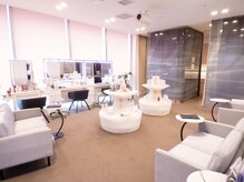 キラ(KIRA)の雰囲気（暖色系カラーの店内でリラックスできる空間）