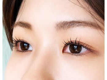 サロン ド リリー(Salon de lily)の写真/まぶたに付きそうで付かない絶妙な上げ方を実現。液剤の塗布の回数や巻き上げを工夫してキープ力に定評有♪