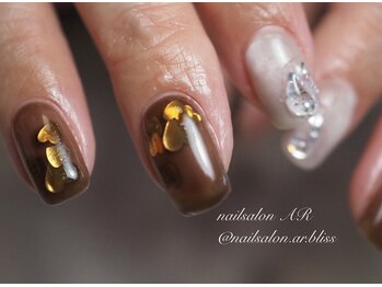 今年人気のハート埋め込みネイル