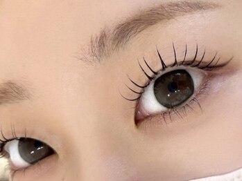 くるるんの写真/【朝のメイクを劇的時短★】マスカラパーマで濃密な束感＆ぱっちり瞳が続く♪夜までくるんと上向きキープ！